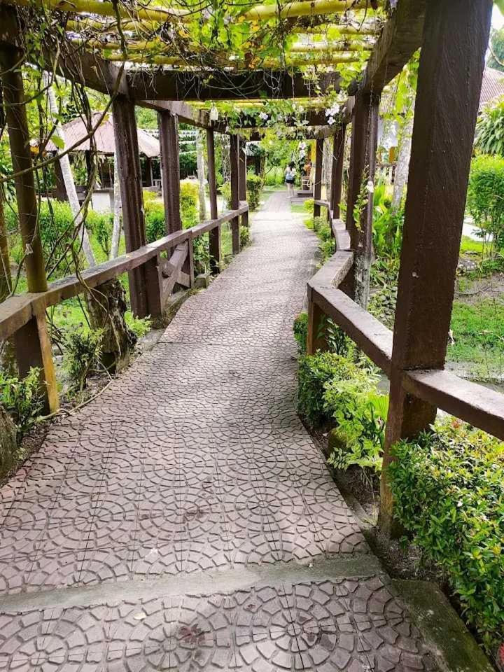 ホテル Pantropi-Coco Farm Calapan エクステリア 写真